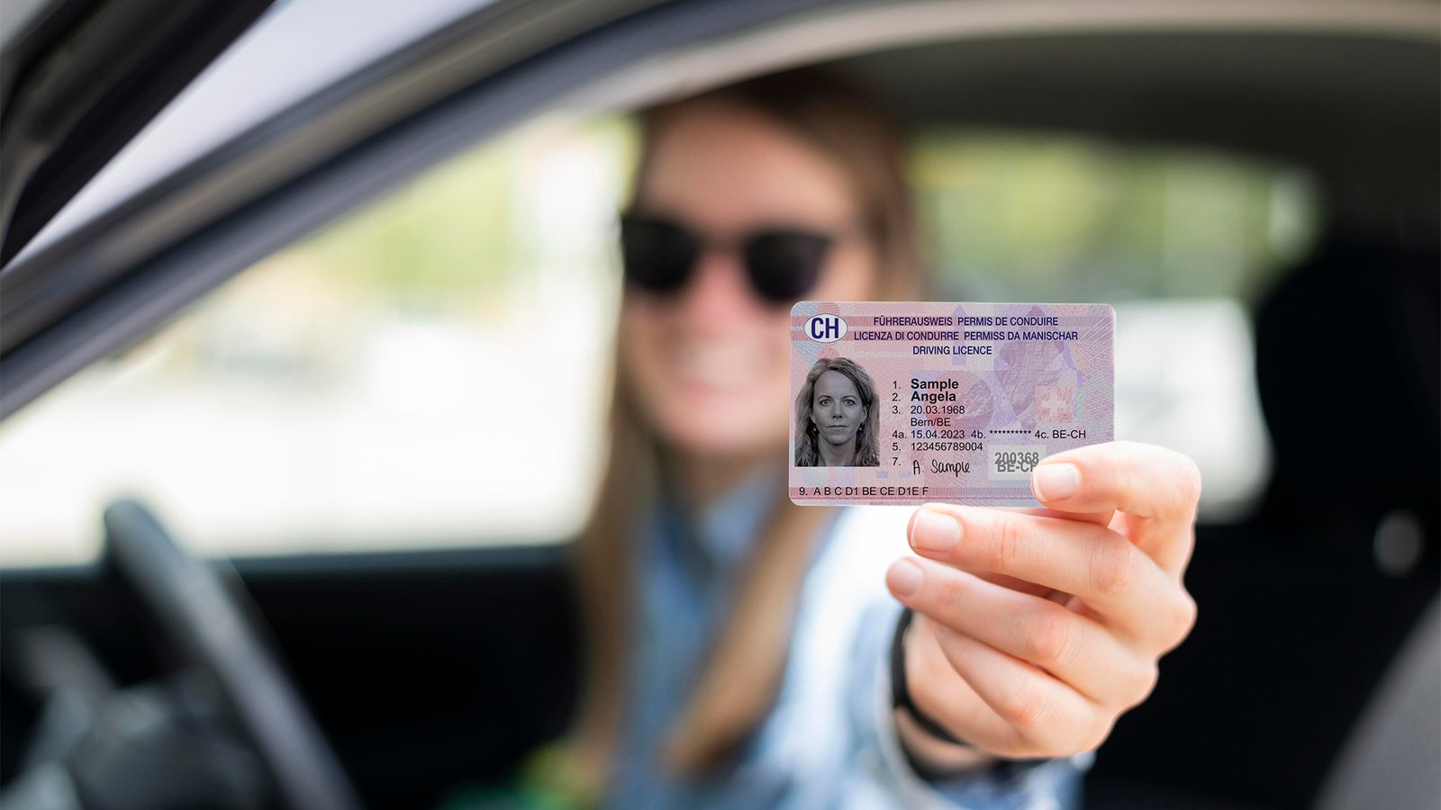 Fahrschüler mit Lernfahrzeug in der Schweiz