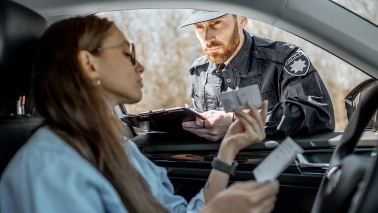 Verkehrsschild mit Fahrverbot und Führerausweis