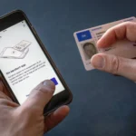 Person viser kørekort app på smartphone