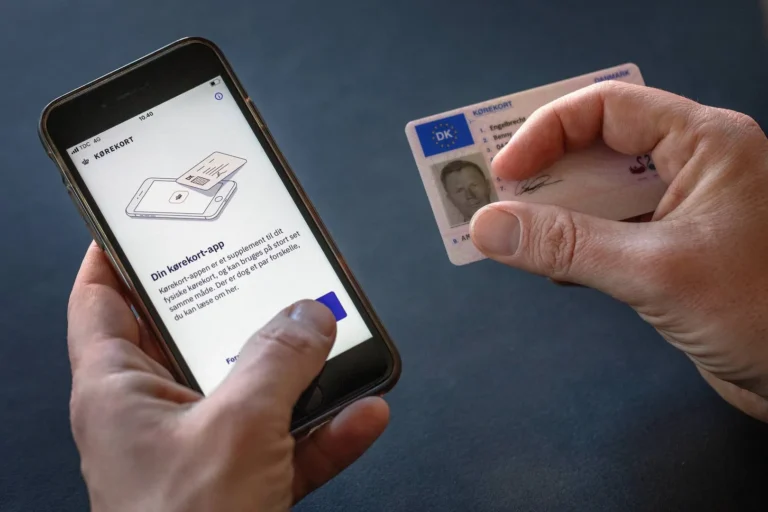 Person viser kørekort app på smartphone