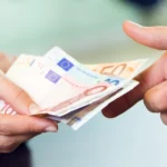 Person undersøger hvad et nyt kørekort koster
