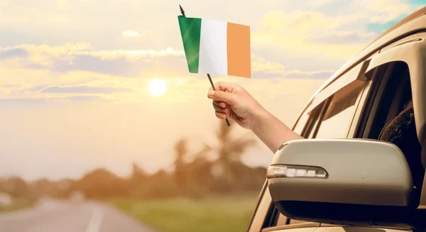foireann ghairmiúil ag cabhrú le ceadúnas tiomána a fháil