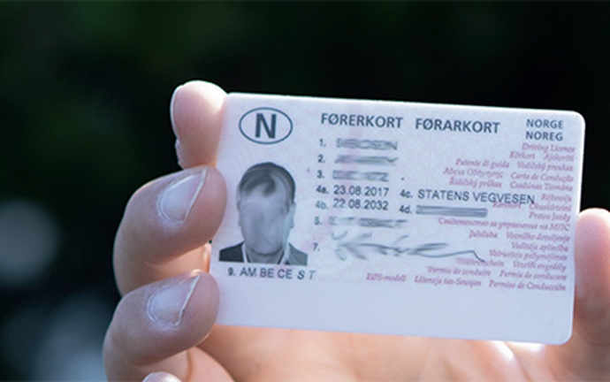 ny sjåfør som holder et førerkort etter bestått opplæring
