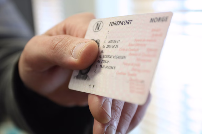 person som leter etter mistet førerkort i lommebok
