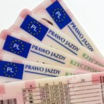 kierowca składa wniosek o duplikat prawa jazdy po zgubieniu dokumentu