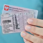 kierowca przygotowujący międzynarodowe prawo jazdy przed podróżą zagraniczną