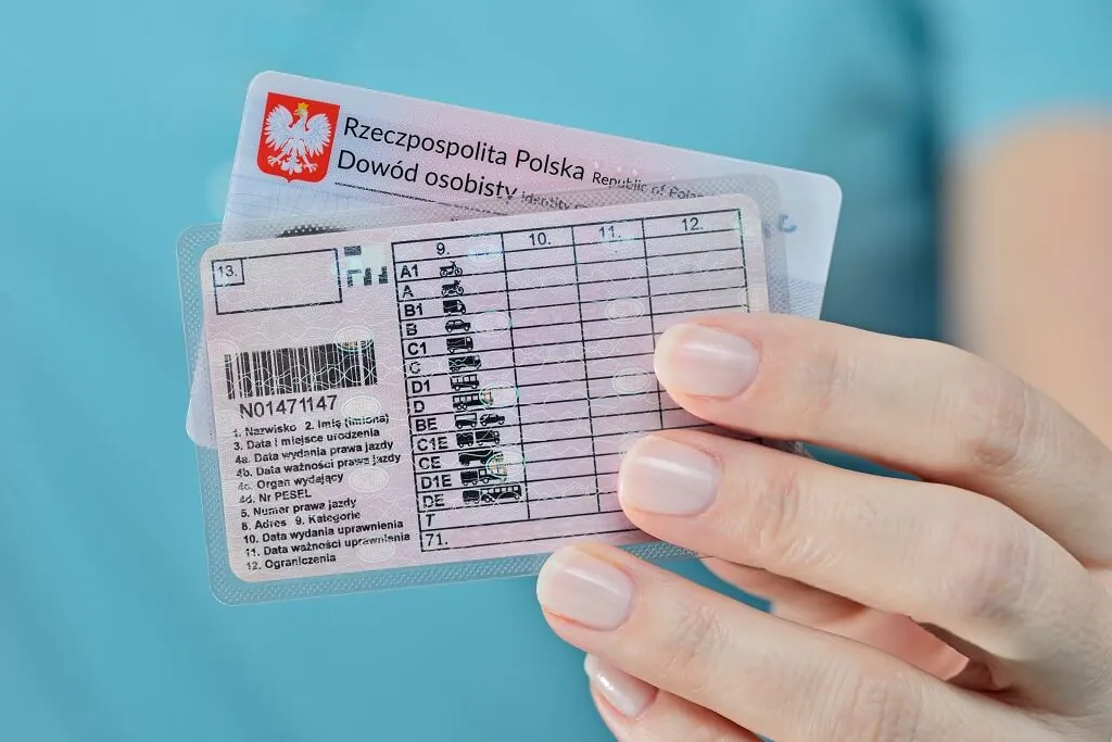kierowca przygotowujący międzynarodowe prawo jazdy przed podróżą zagraniczną