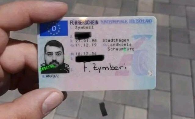 Glückliche Person mit neuem Führerschein