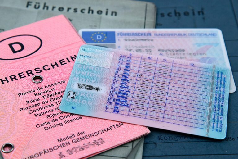 Fahrschüler beim Autofahren in Deutschland