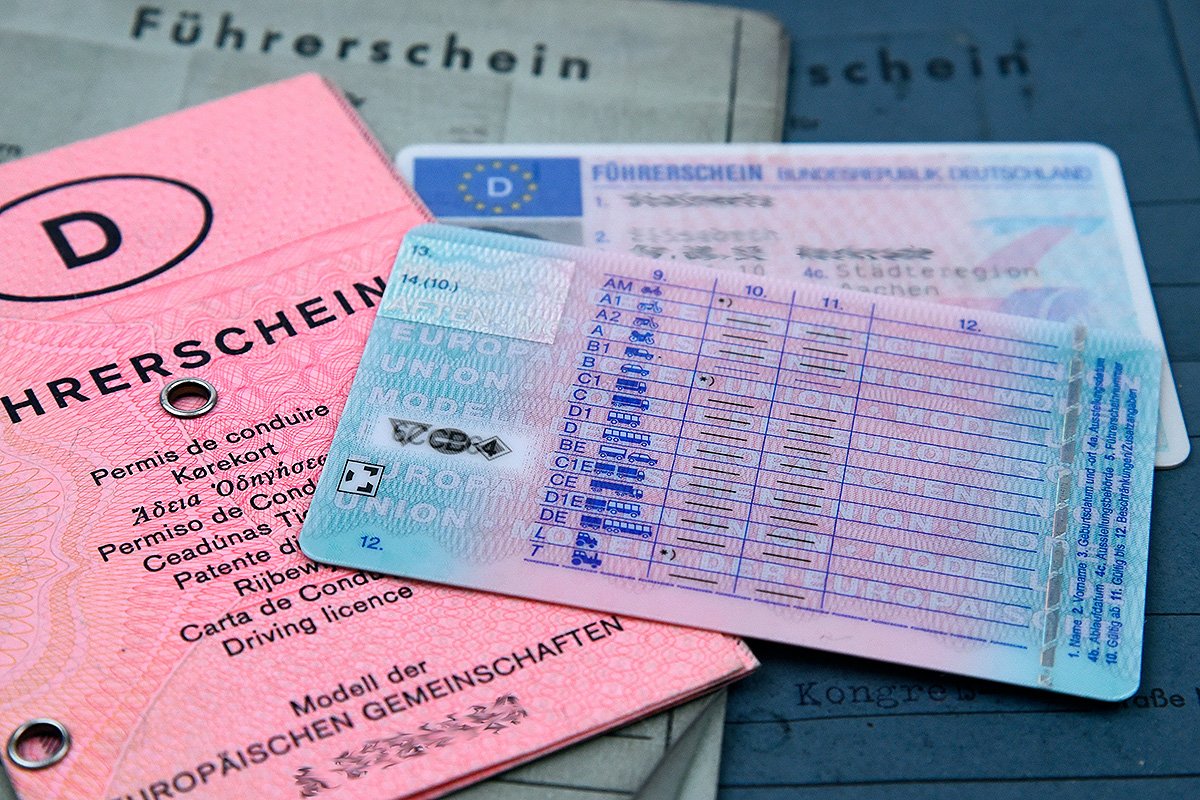 Fahrschüler beim Autofahren in Deutschland