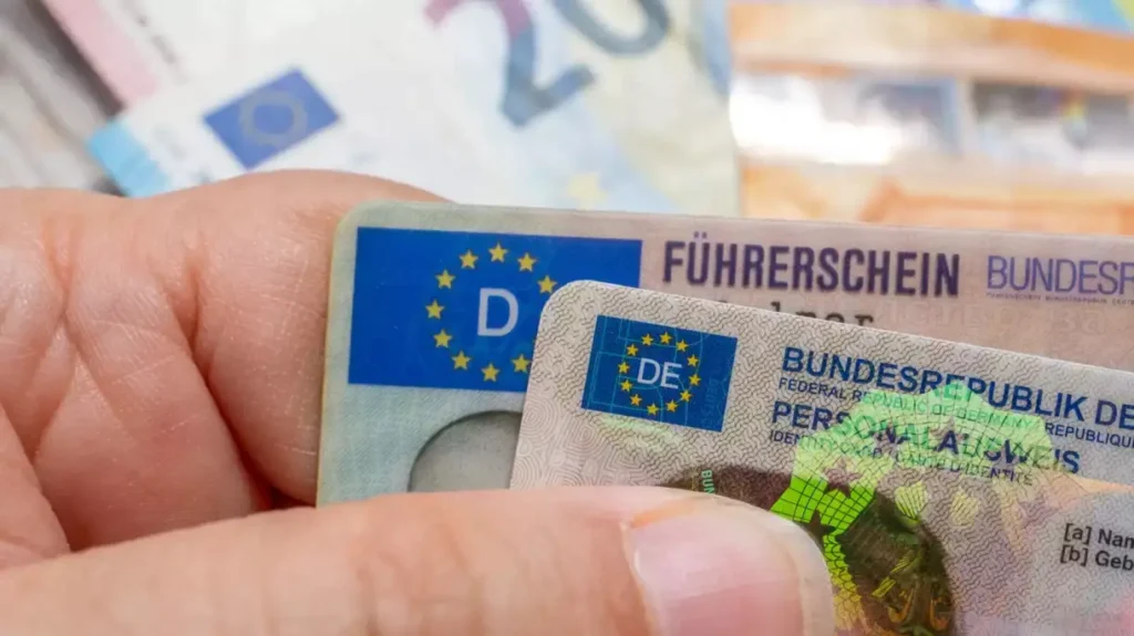 Person informiert sich über Führerscheinkosten