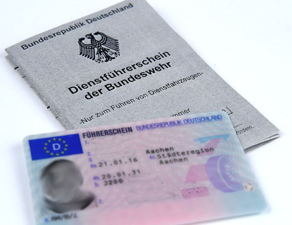 Person erhält Führerschein nach Wiedererlangung