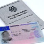 Person erhält Führerschein nach Wiedererlangung