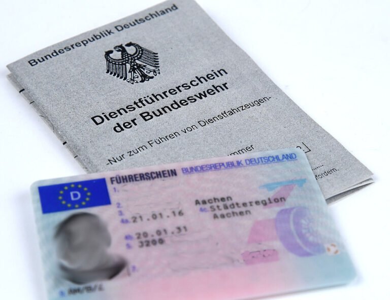 Person erhält Führerschein nach Wiedererlangung