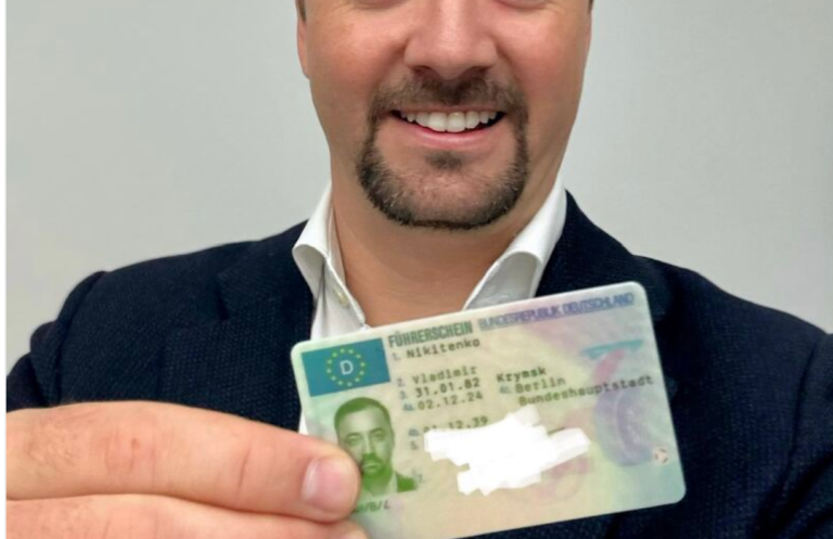 Migrant informiert sich über Führerschein in Deutschland