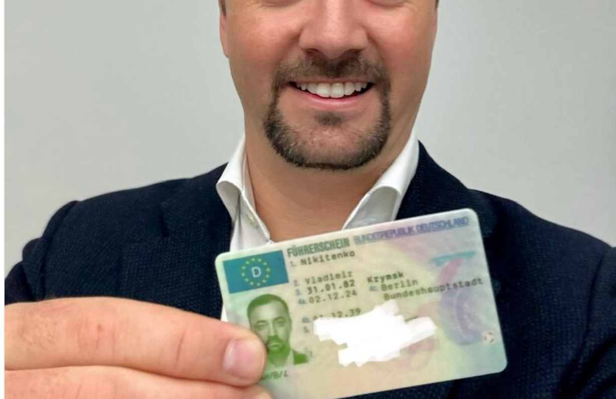 Migrant informiert sich über Führerschein in Deutschland