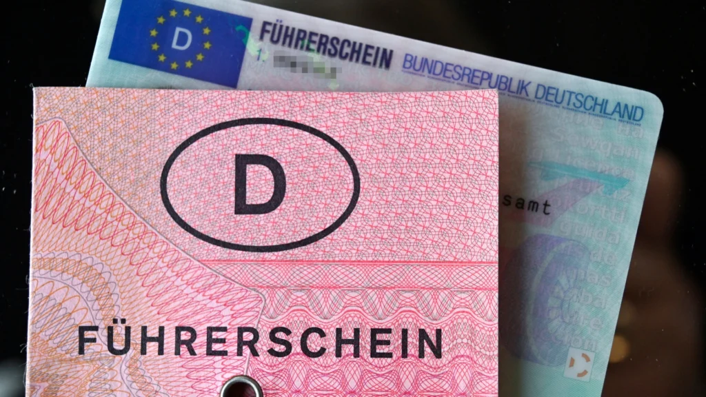 Fahrschüler lernt für Führerschein in Deutschland