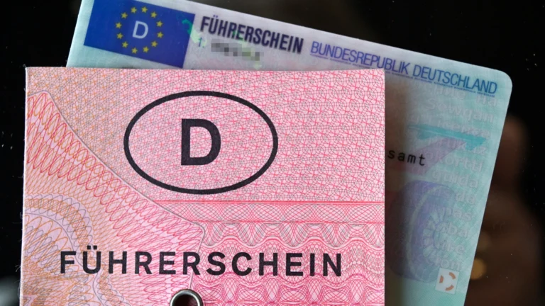 Fahrschüler lernt für Führerschein in Deutschland