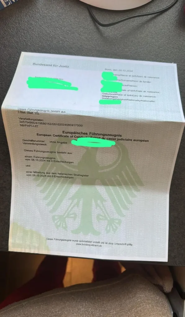 Person beantragt Führungszeugnis online